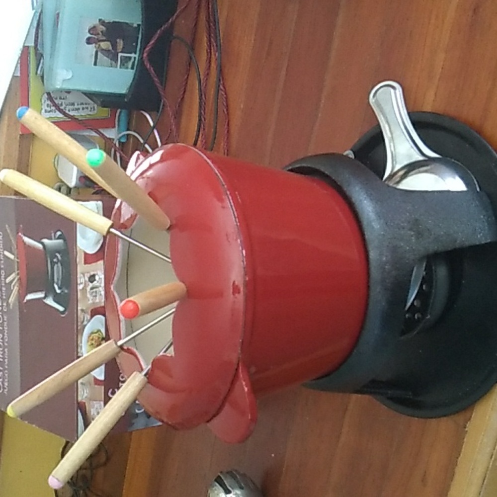 🫕 Modern CAST IRON Fondue Set Porcelain 
Pot Lid & Skewers BARN RED & Recipes - Picture 5 of 16